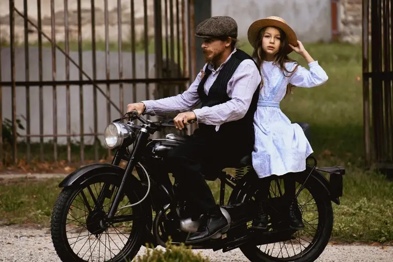 Le costume dans l'histoire, à la boutique Maurastia à Saint-Romain-le-Puy